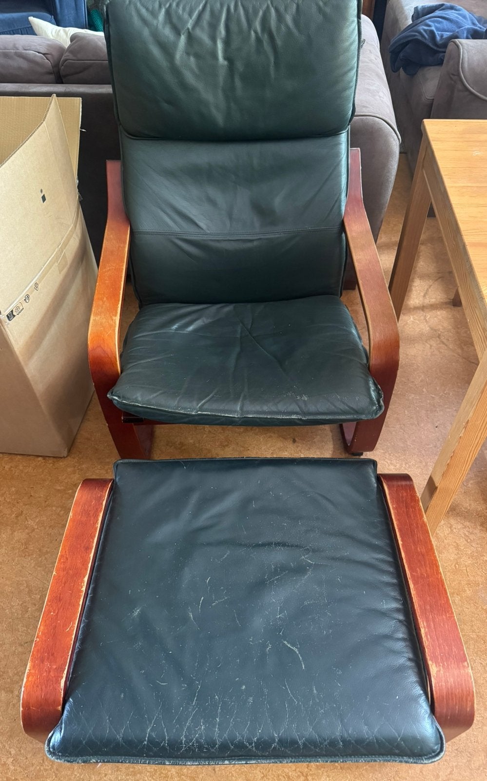 Poäng Fauteuil en Voetenbank in groen leer, Huis en Inrichting, Fauteuils, Ophalen, Gebruikt