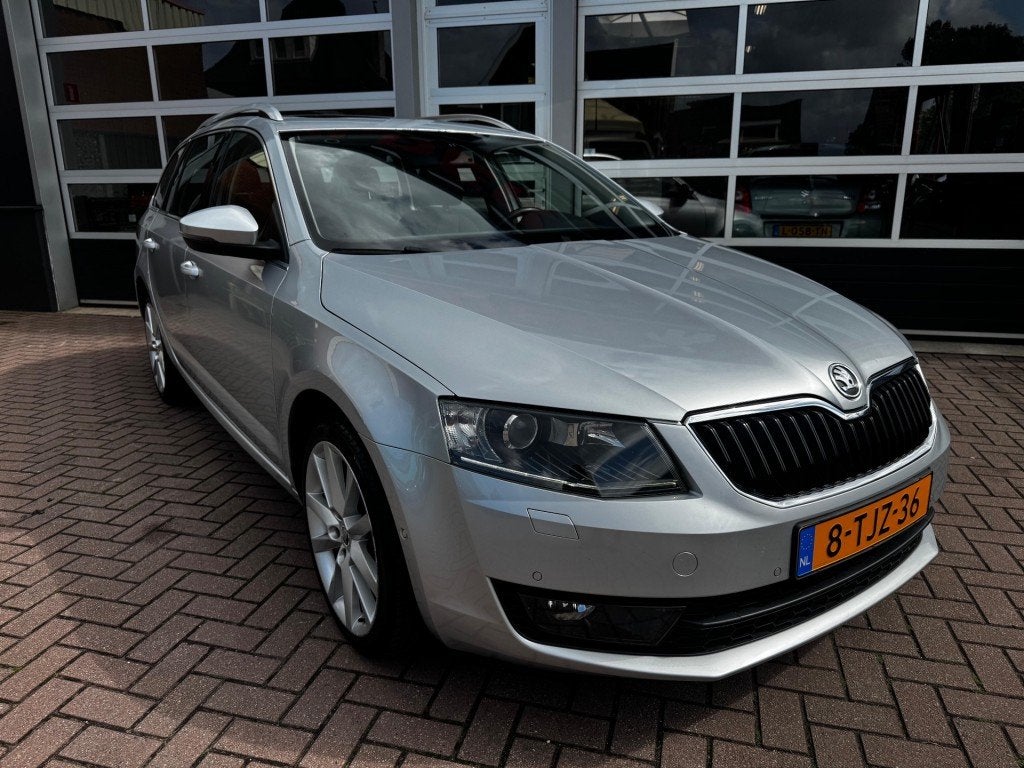 Skoda OCTAVIA  COMBI 1.2 TSI 105PK GREENTECH ELEGANCE BUS. /, Auto's, Euro 5, Gebruikt, 4 cilinders, USB