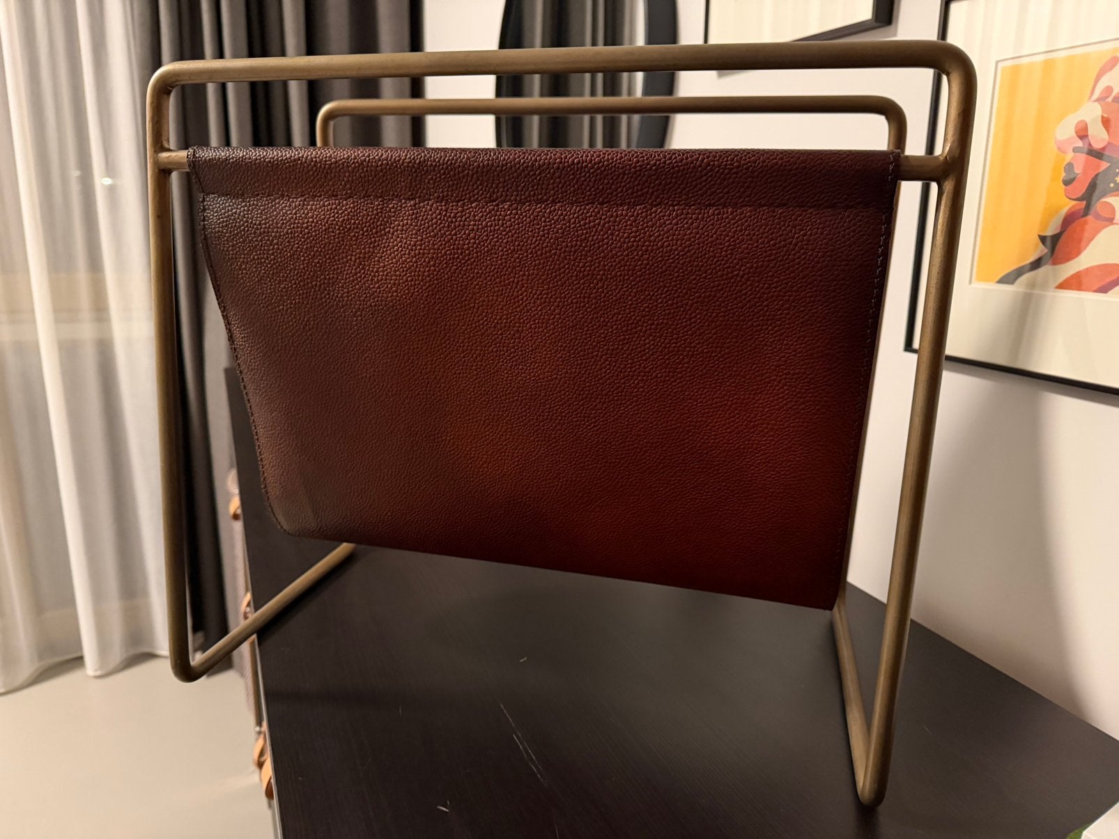 Messing en leer lectuurbak / brass and leather magazine rack, Ophalen of Verzenden, Zo goed als nieuw