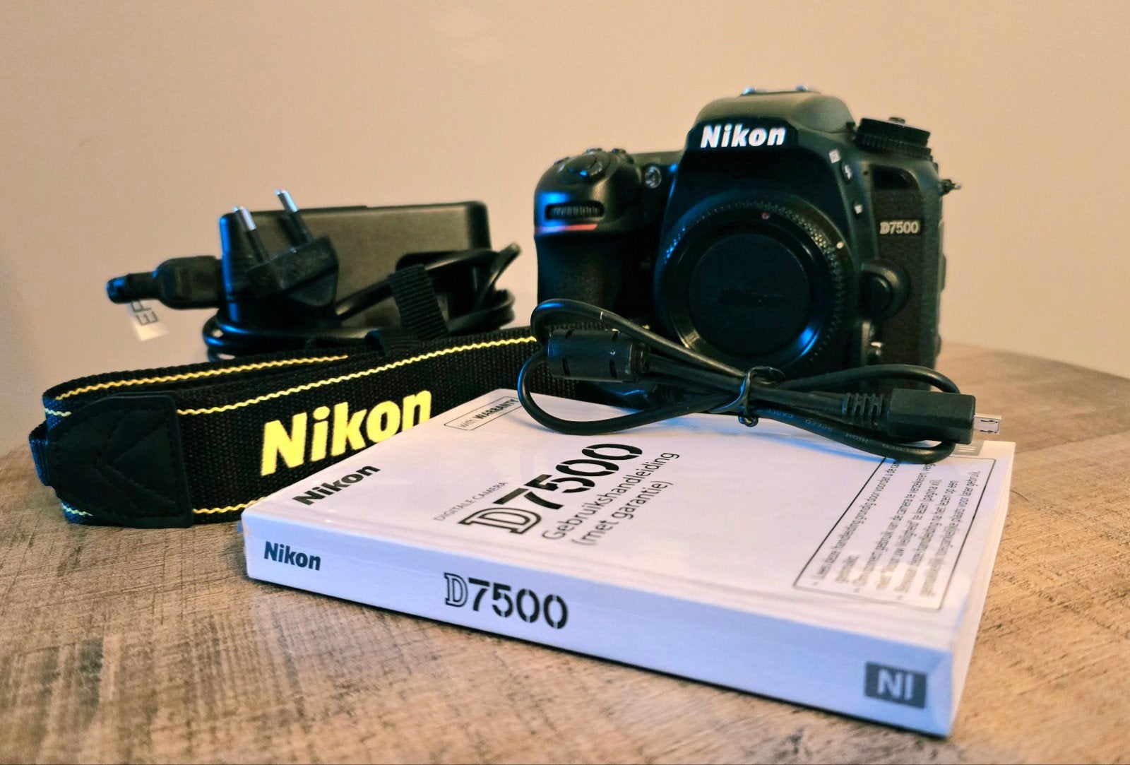 Zgan Nikon D7500 body met toebehoren., Ophalen, Spiegelreflex, Accu, Zo goed als nieuw