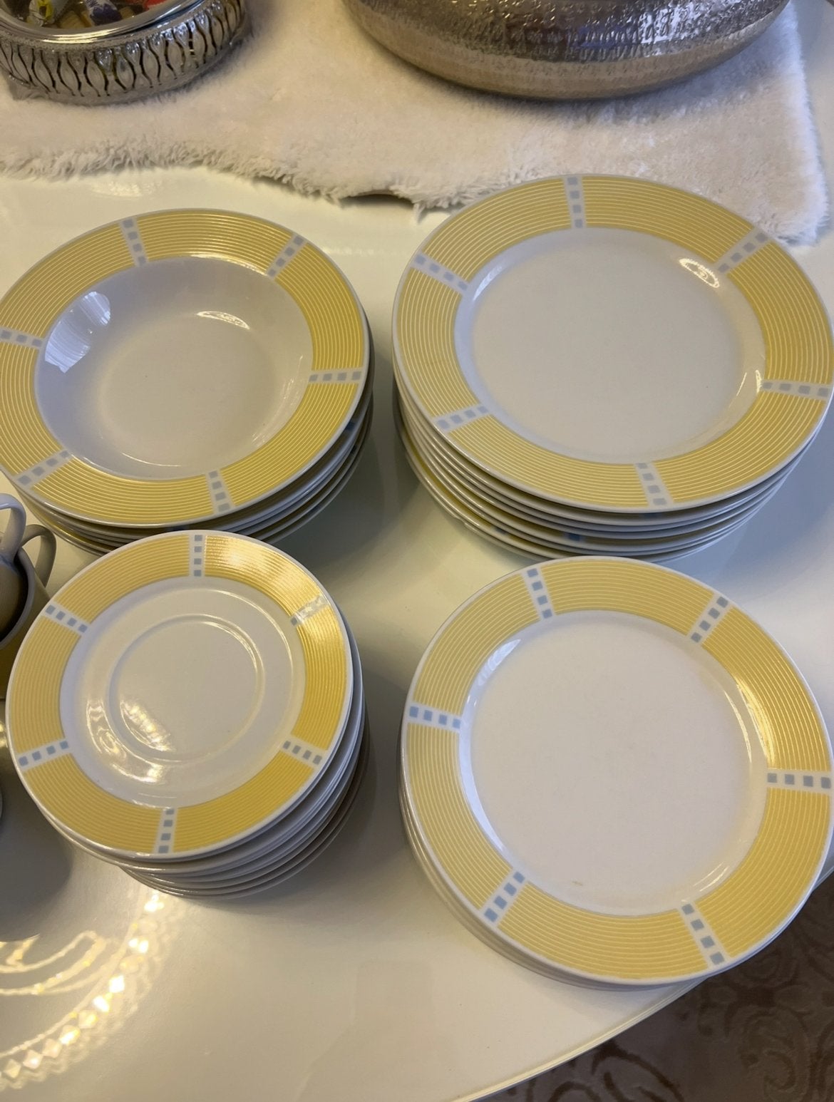 Uitgebreid servies met borden en kopjes, geel/wit, Keramiek, Ophalen of Verzenden, Zo goed als nieuw, Effen