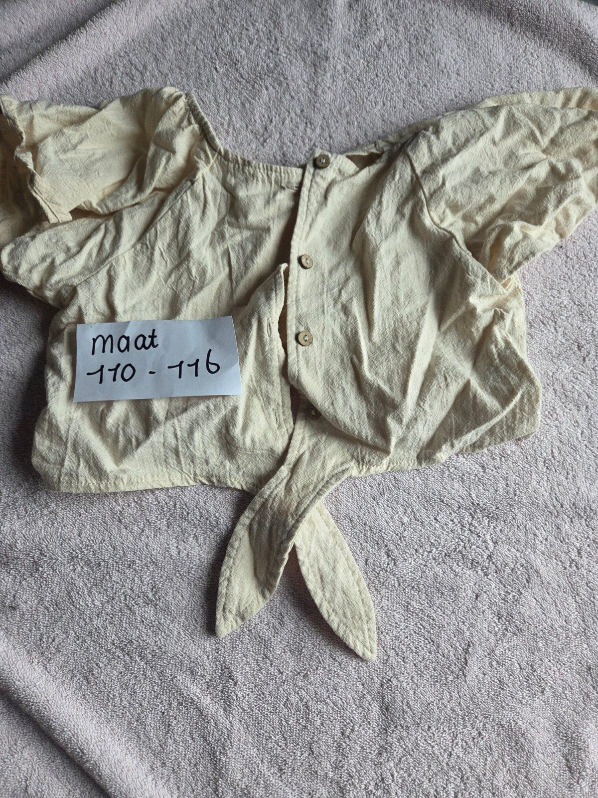 Crèmekleurig topje met knoopjes en strik, maat 110-116, Gebruikt, Jongen of Meisje, Ophalen of Verzenden, Shirt of Longsleeve