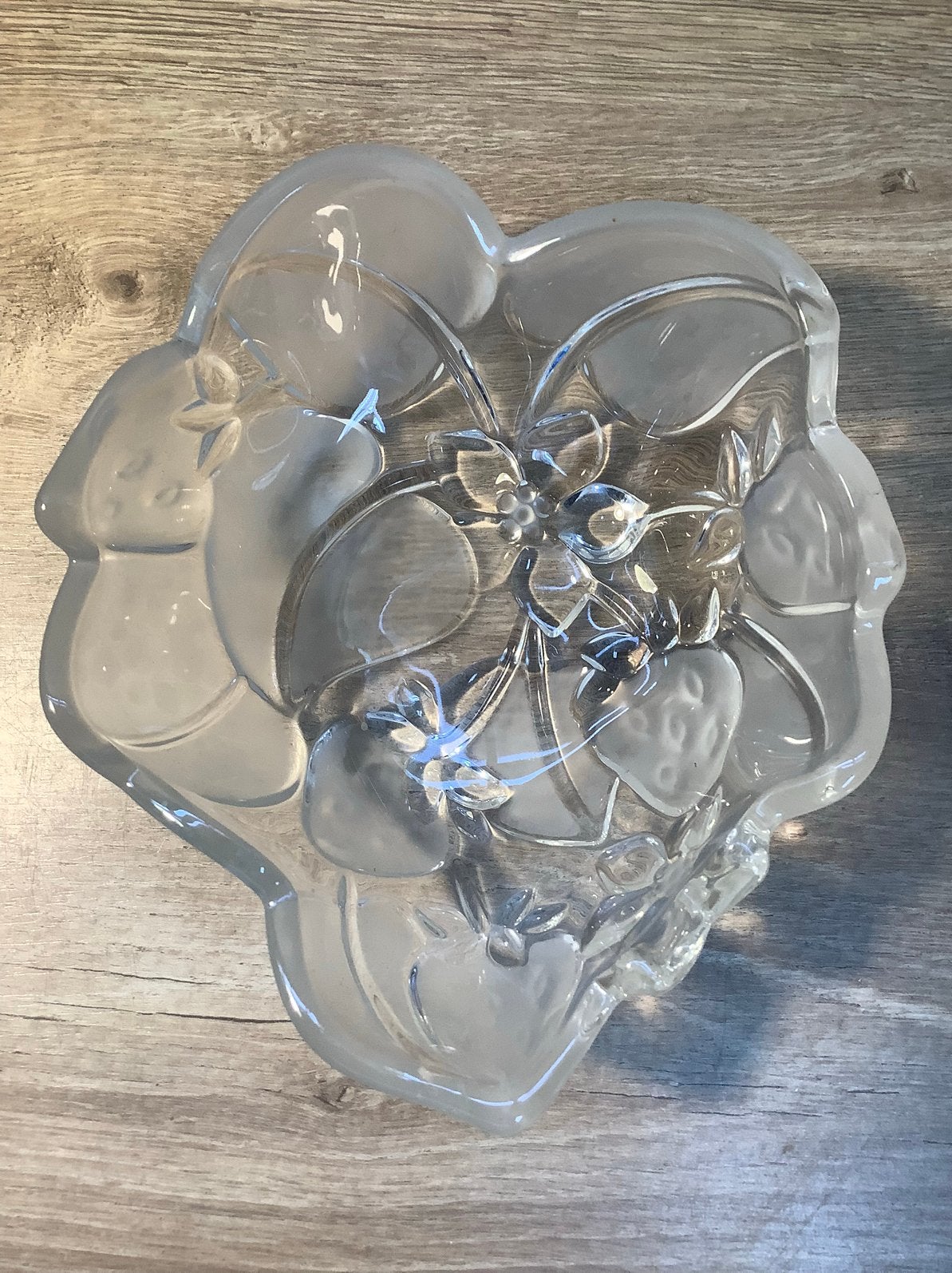 Kristallen schaal met fancy aardbeien patroon frosted glas, Ophalen of Verzenden