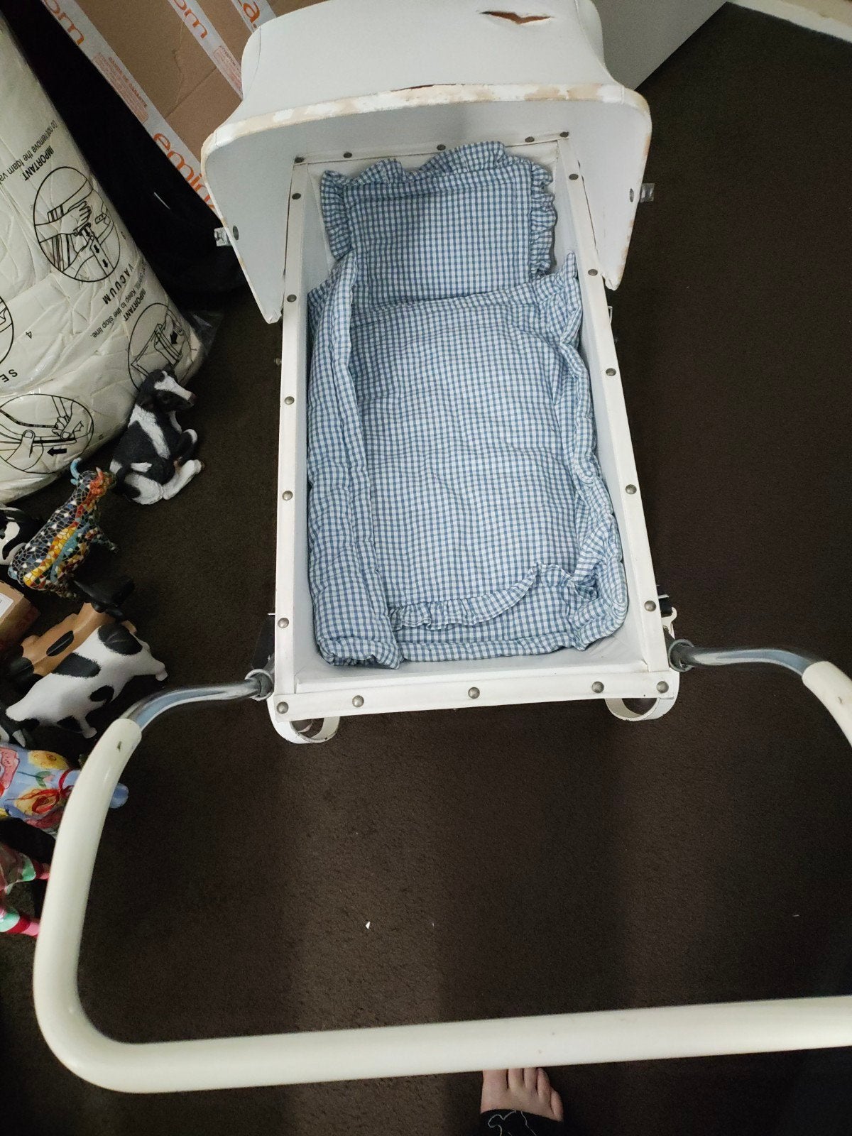 Oude poppenwagen met nieuwe draagriempjes, Ophalen