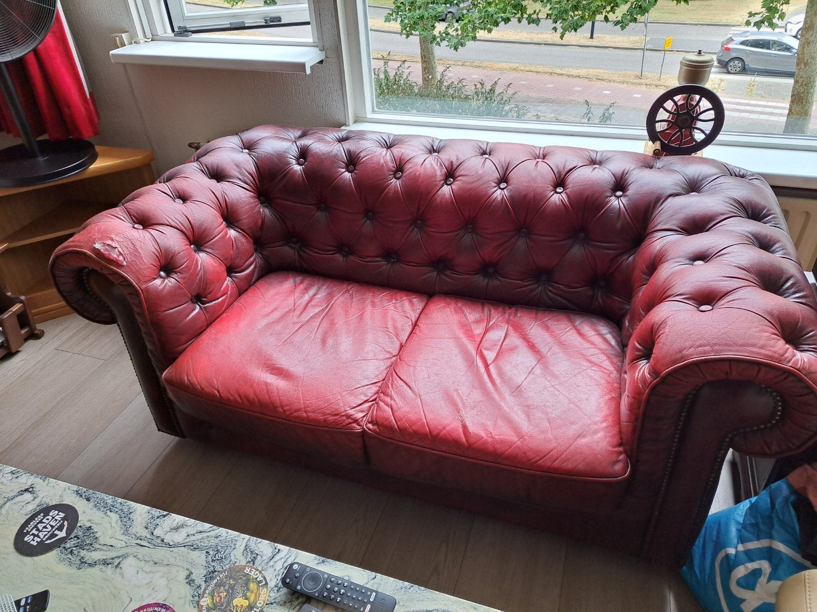 Chesterfield bank rood leer - 2-zits, Huis en Inrichting, Banken | Bankstellen, Ophalen, Gebruikt, 150 tot 200 cm, Chesterfield