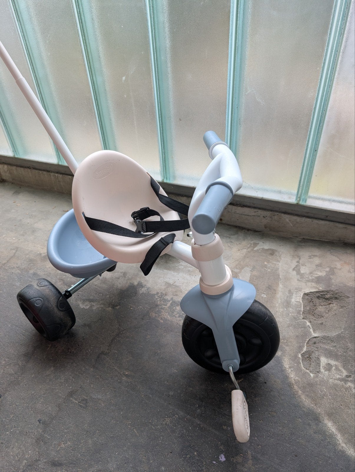 Smoby driewieler met duwstang en veiligheidsgordel, Ophalen of Verzenden, Gebruikt, Trapvoertuig