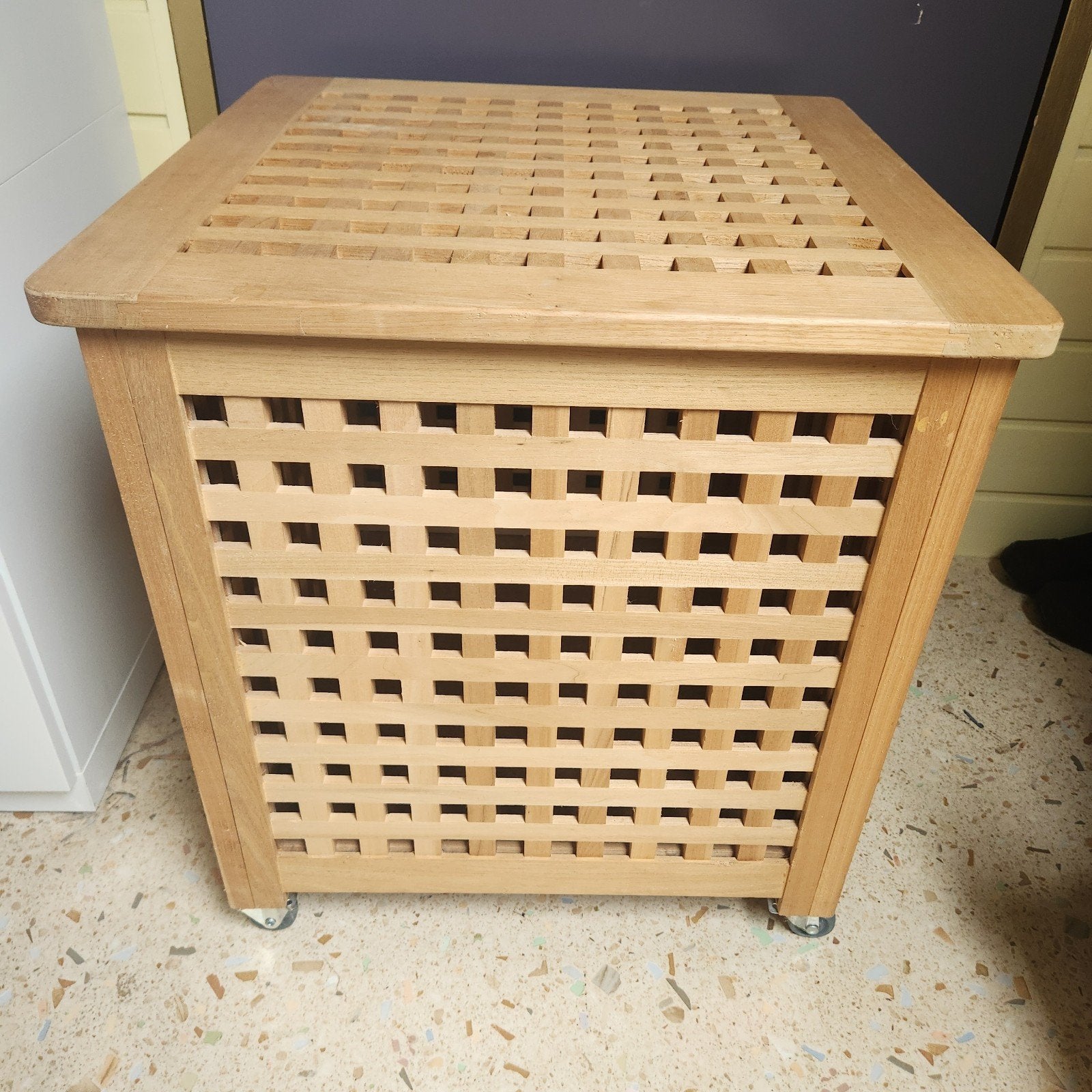 Grote houten kist met deksel, op wieltjes, Ophalen, Gebruikt, 50 tot 100 cm, 50 – 75