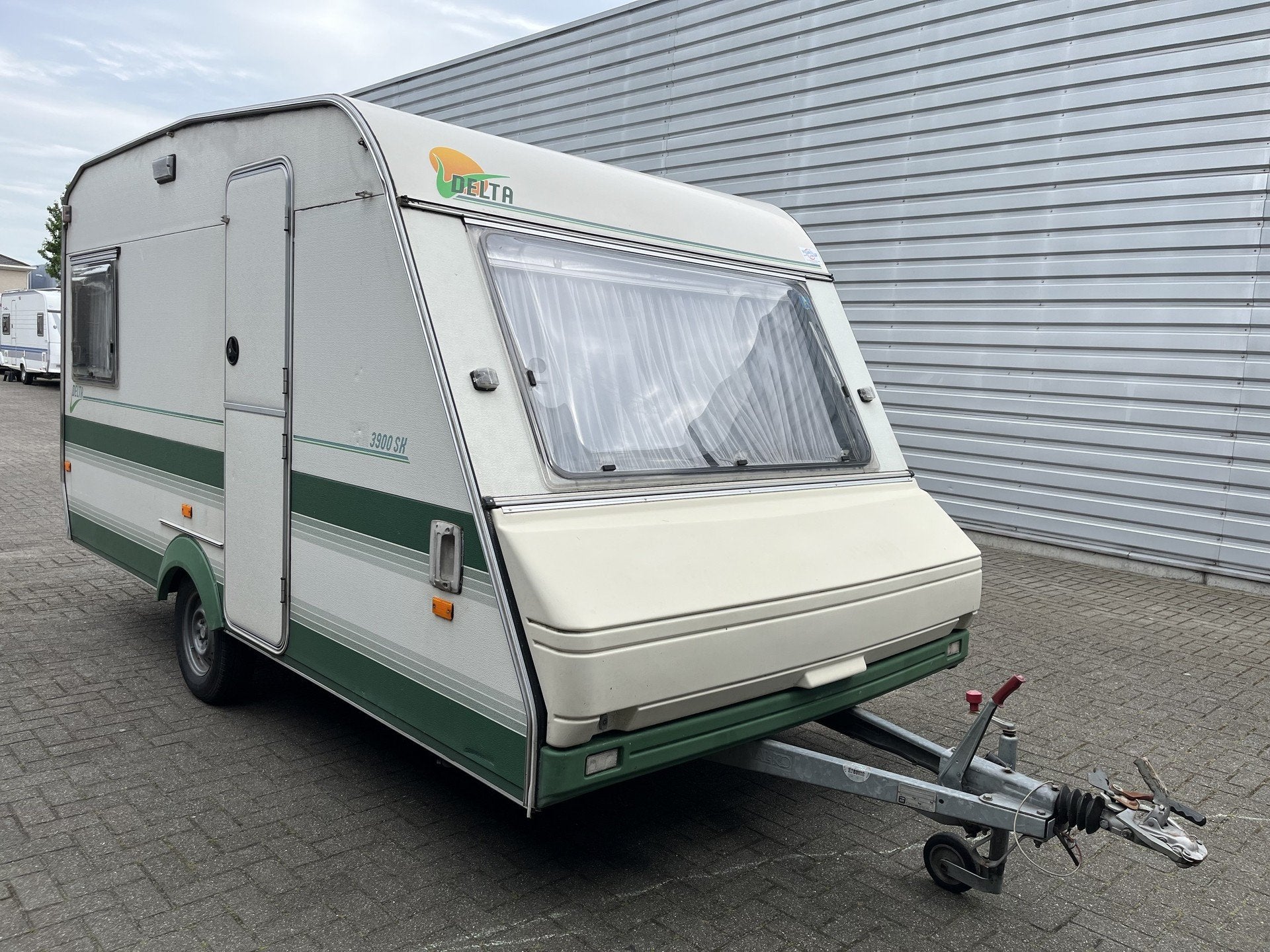 Delta 3900 SK (bj 1995), Caravans en Kamperen, Caravans, Bedrijf, tot en met 4, 500 - 750 kg, Delta, tot 4 meter, Kachel, Koelkast