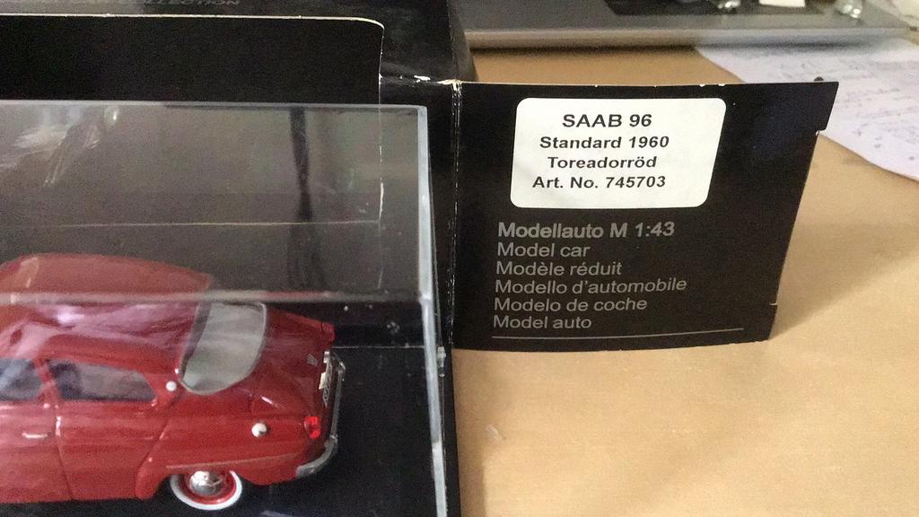 SAAB 96 1960 MODEL CAR COLLECTION + DOOS+ VITRINE ZEER FRAAI, Ophalen of Verzenden, Nieuw, Auto, Overige merken