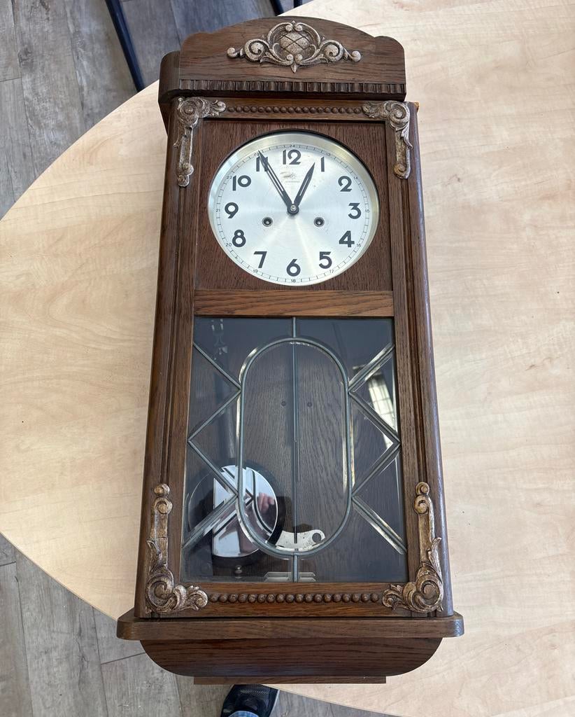 Antieke  Junghans wandklok met slinger en houtsnijwerk, Antiek en Kunst, Antiek | Klokken, Ophalen of Verzenden