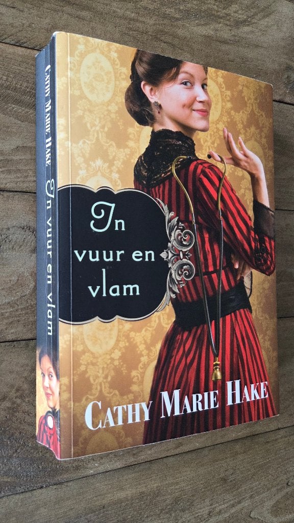 In vuur en vlam - Cathy Marie Hake (christelijke roman), Boeken, Romans, Ophalen of Verzenden, Zo goed als nieuw