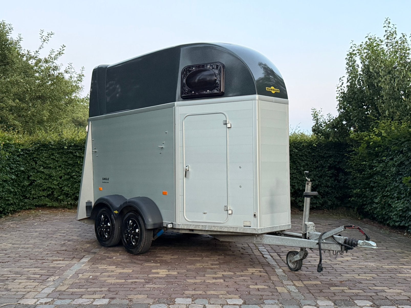 Mooie 1.5 paards humbaur single vol aluminium met zadelkamer, Ophalen, Aluminium, Zo goed als nieuw, 5453SL
