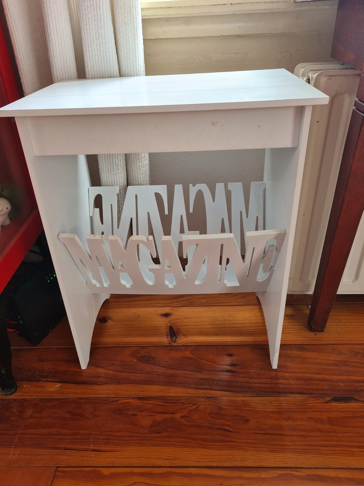 Witte lectuurbak/bijzettafel met 'MAGAZINE' design, Ophalen, Gebruikt, Modern, Hout