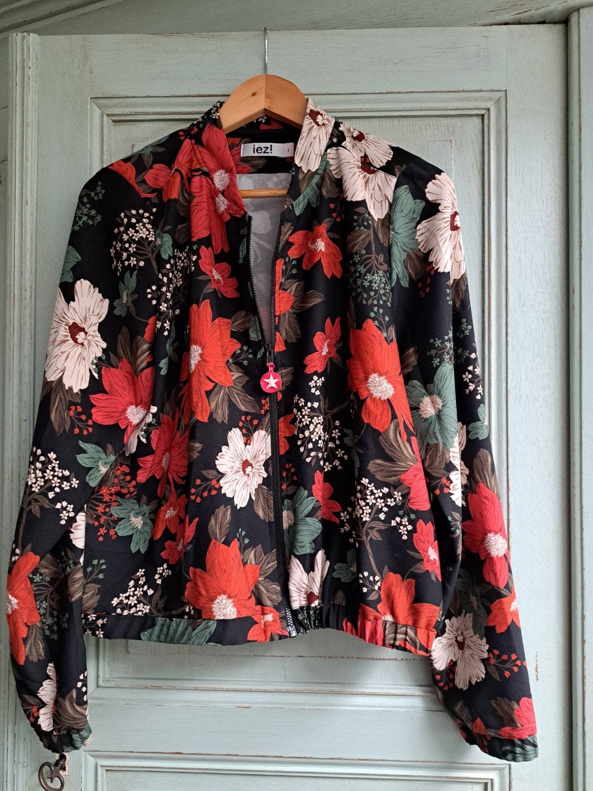 Bloemen Bomberjack - Iez! - Maat M, Maat 38/40 (M), Ophalen of Verzenden, Zo goed als nieuw, Meerkleurig