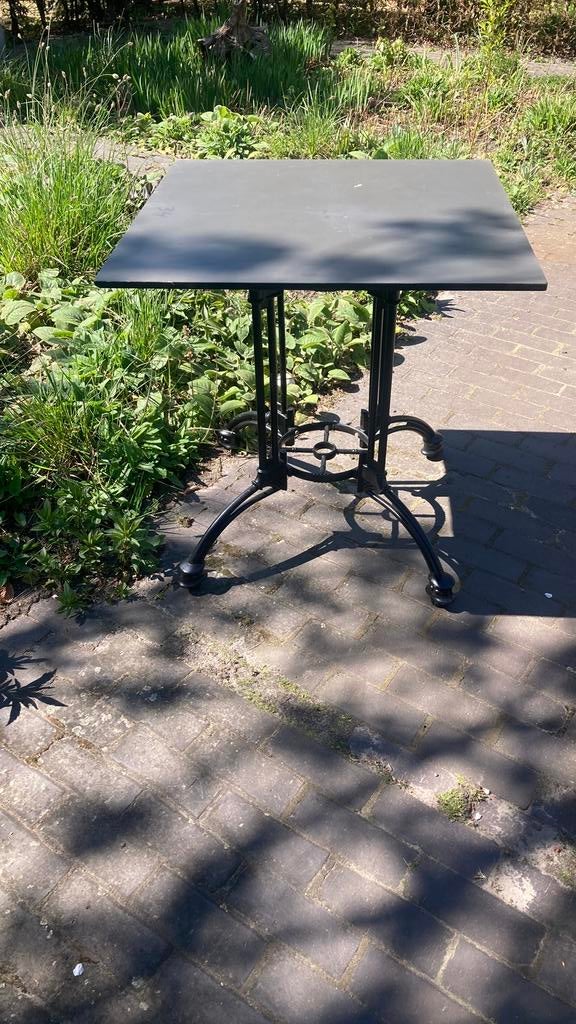 Mooie tuintafel 70x70 cm trespa blad en nieuw onderstel, Ophalen, Zo goed als nieuw