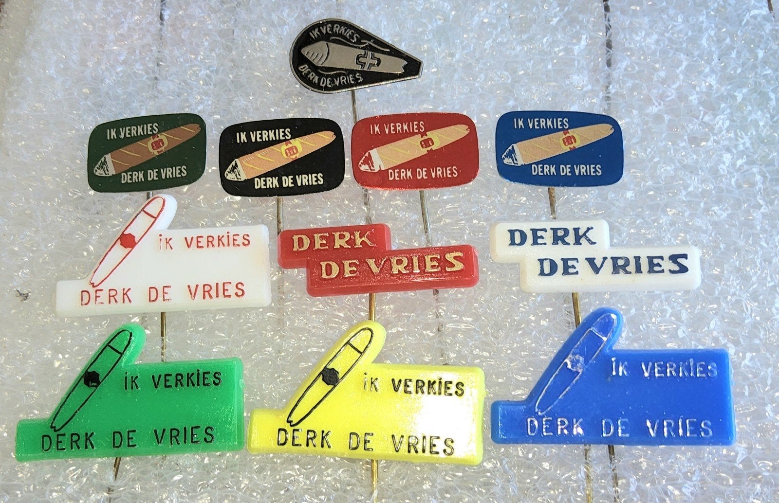 11 Speldjes Derk de Vries Sigaren - Vintage Reclame, Ophalen of Verzenden, Gebruikt, Overige onderwerpen, Speldje of Pin