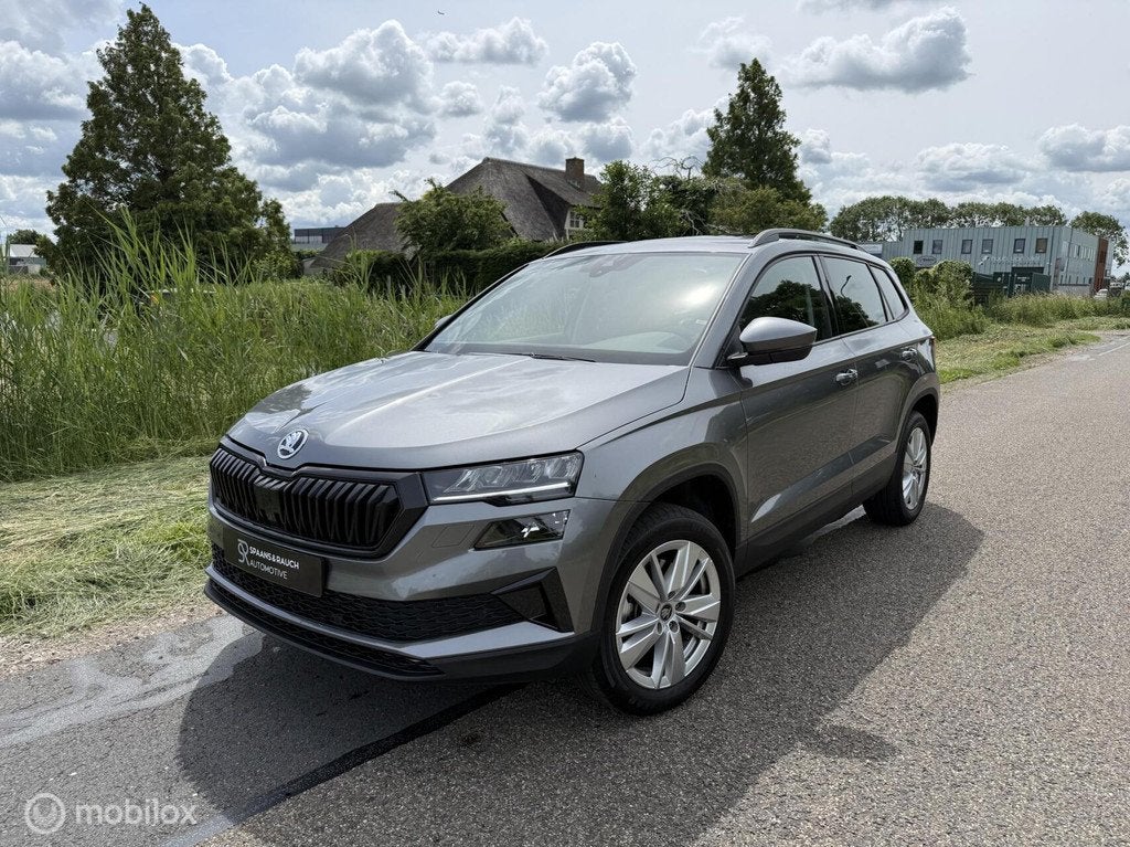 Skoda Karoq 1.5 TSI ACT Business / Pano / Trekhaak / CarPlay, Stof, Zwart, 4 cilinders, 150 pk