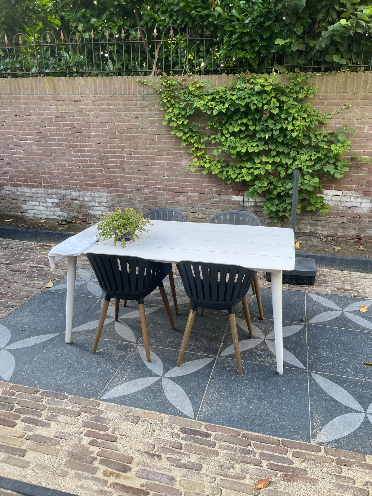 Witte metalen tuintafel (Manifesto)  met 4 stoelen, Ophalen, Gebruikt, Eettafel, Tuinset