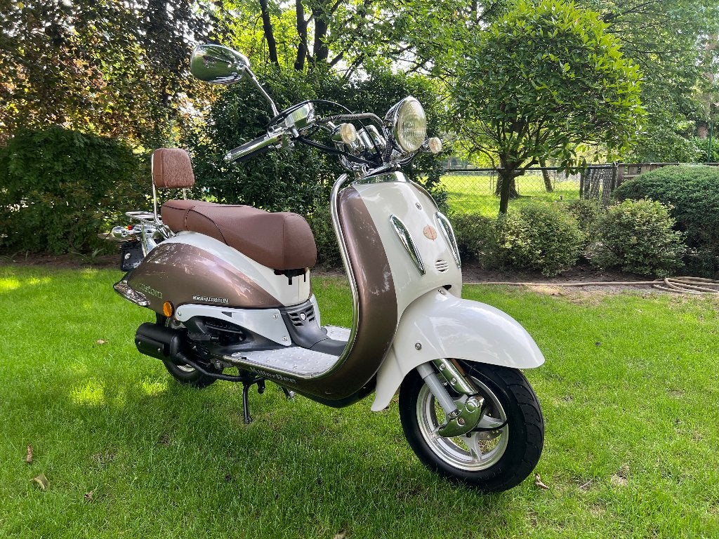 ZGAN.: Killerbee Grande Retro Custom snorscooter. 25km. 4T., Zo goed als nieuw, Benzine, Ophalen, Overige merken