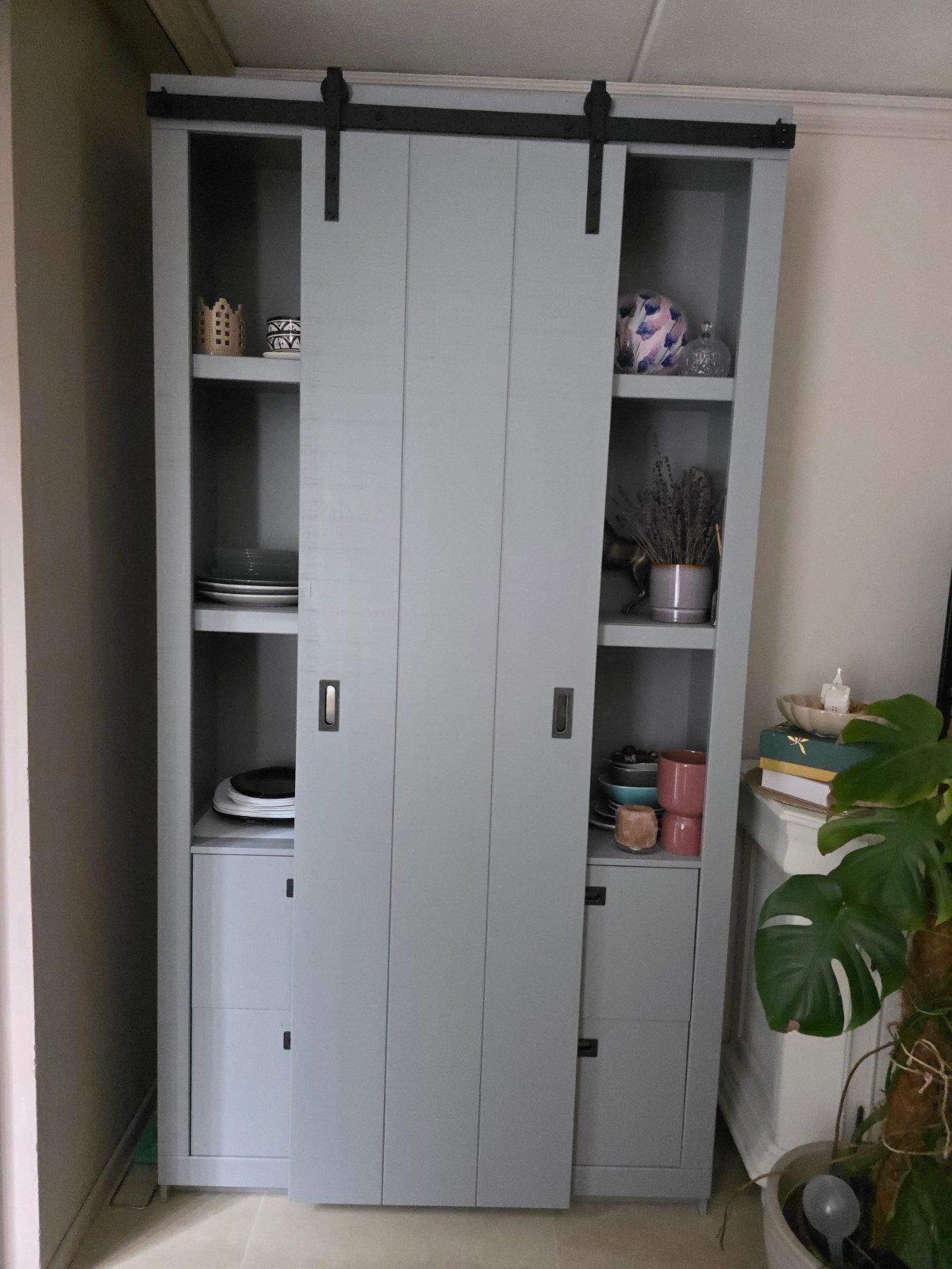 Beton grijze kleur kast met schuifdeur. Moet snel weg, Ophalen, Met plank(en), 100 tot 150 cm, 200 cm of meer