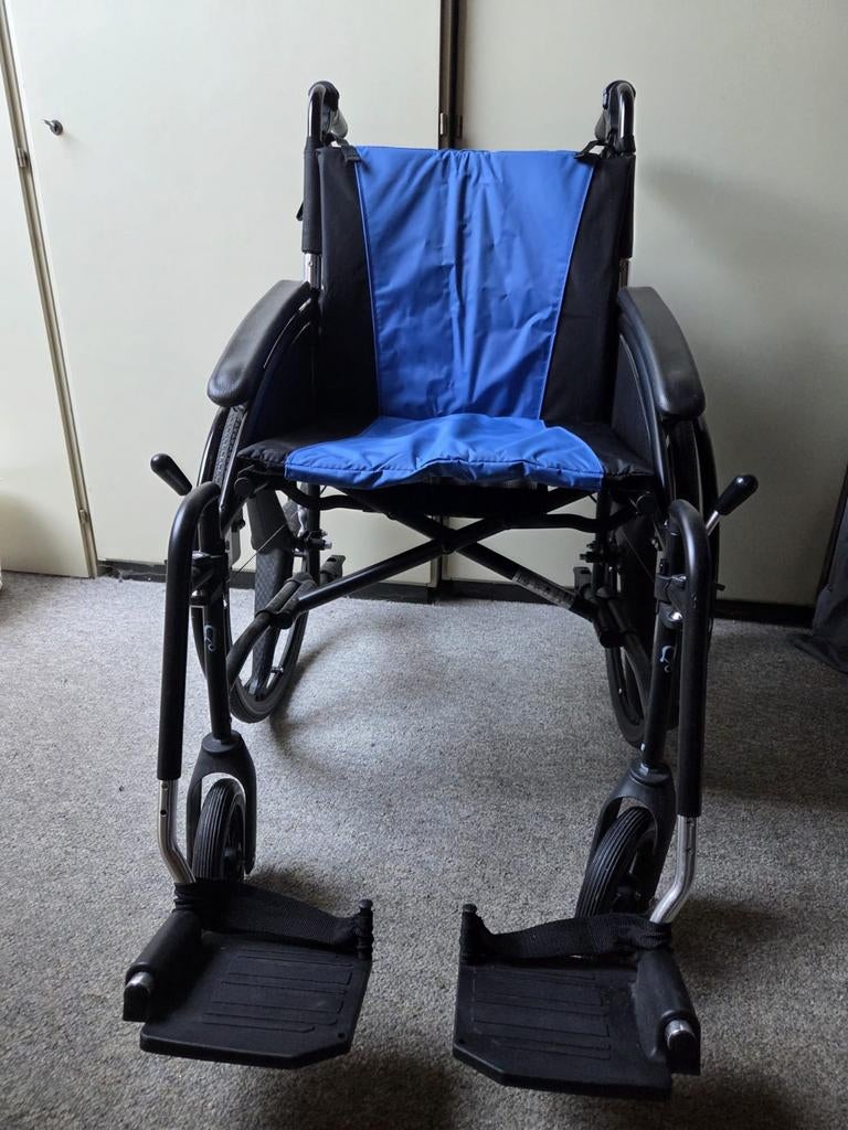 Rolstoel (1 jaar oud, bijna niet gebruikt), Ophalen, Inklapbaar, Zo goed als nieuw, Handbewogen rolstoel