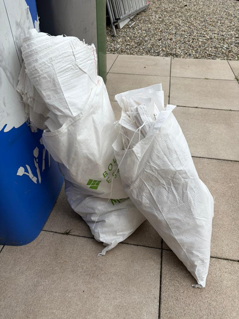 Puinzakken (een stuk of 40), Doe-het-zelf en Verbouw, Ophalen, Zo goed als nieuw