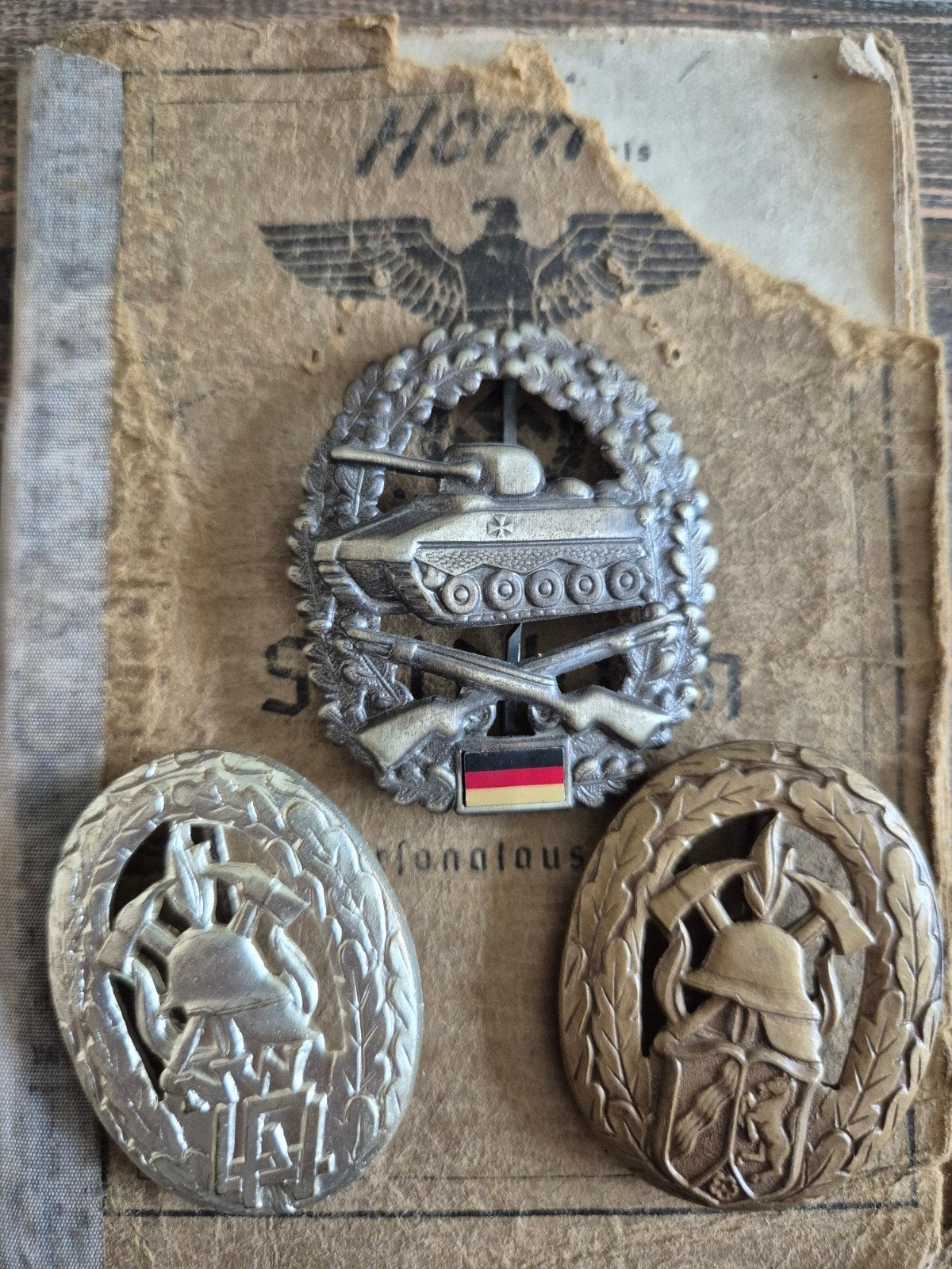 Duitse originele militaire insignes - Tank en brandweer, Ophalen of Verzenden