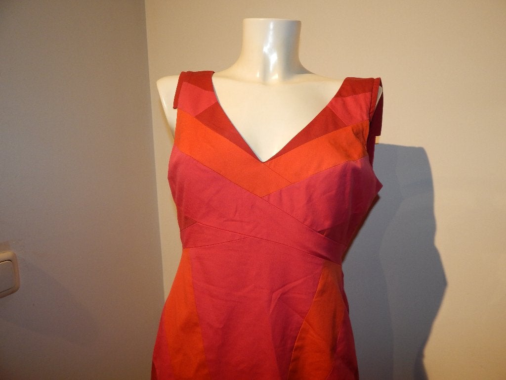Karen Millen cocktail jurk mooi model pasvorm 2 tinten 38, Maat 38/40 (M), Karen Millen, Knielengte, Gedragen