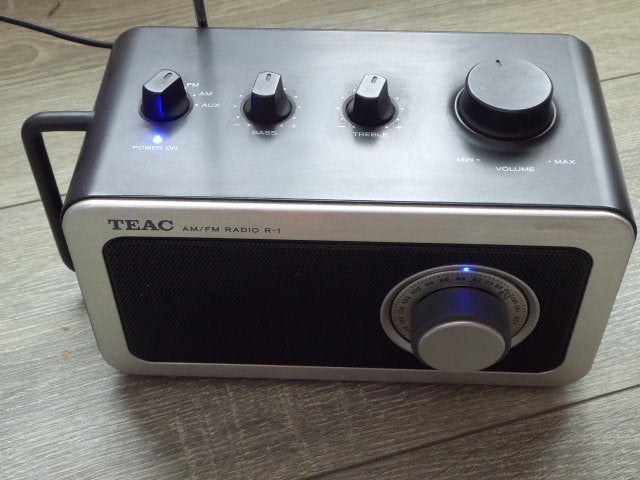 supermooie TEAC R -1 AM/FM RADIO met orig. adapter, Ophalen of Verzenden, Zo goed als nieuw, Transistorradio