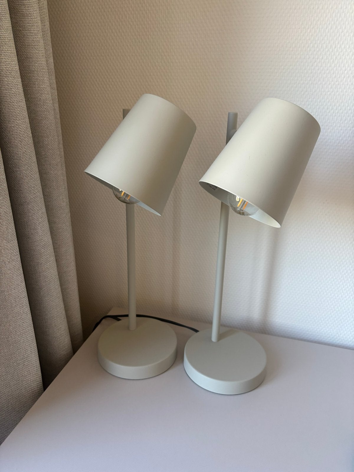 Set van 2 moderne nachtlampjes - Grijs, Huis en Inrichting, Lampen | Tafellampen, Ophalen, Met schakelaar, Overige merken, E27 (groot)