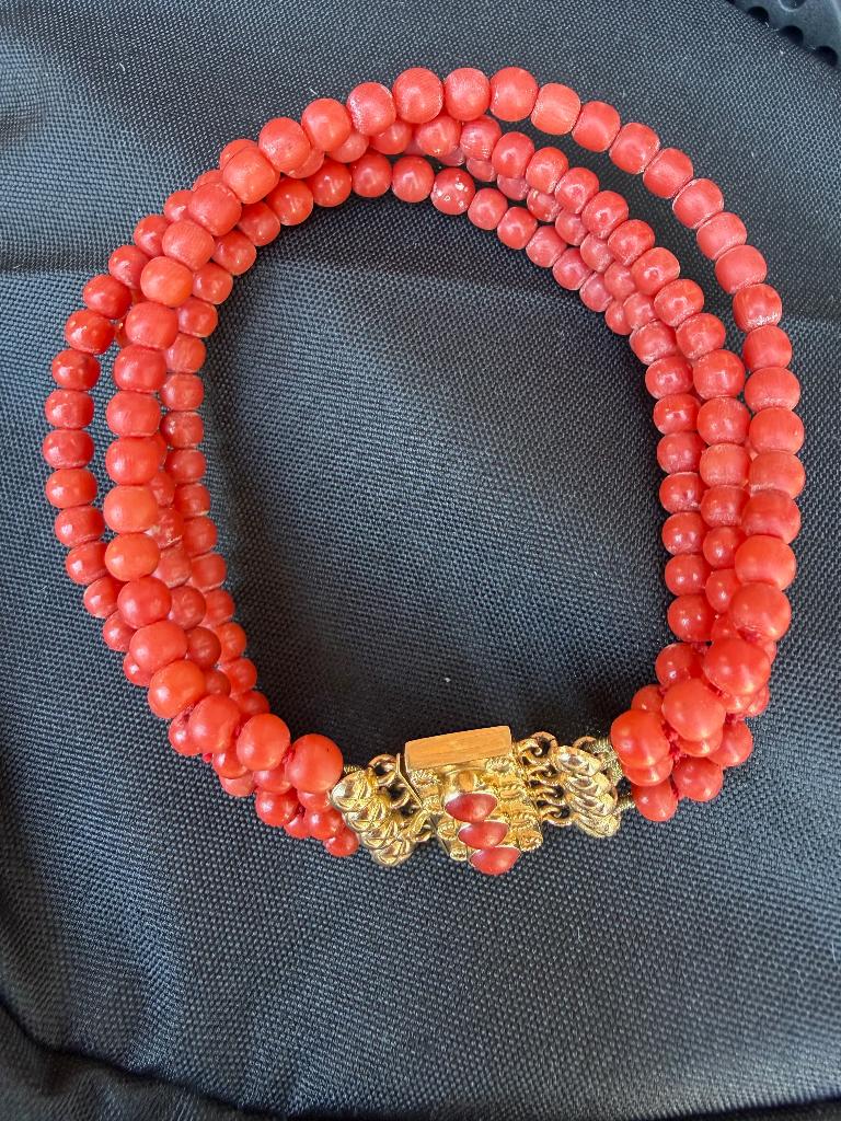 14 krt. gouden armband met bloedkoralen, Gebruikt, Ophalen of Verzenden, Met edelsteen, Goud