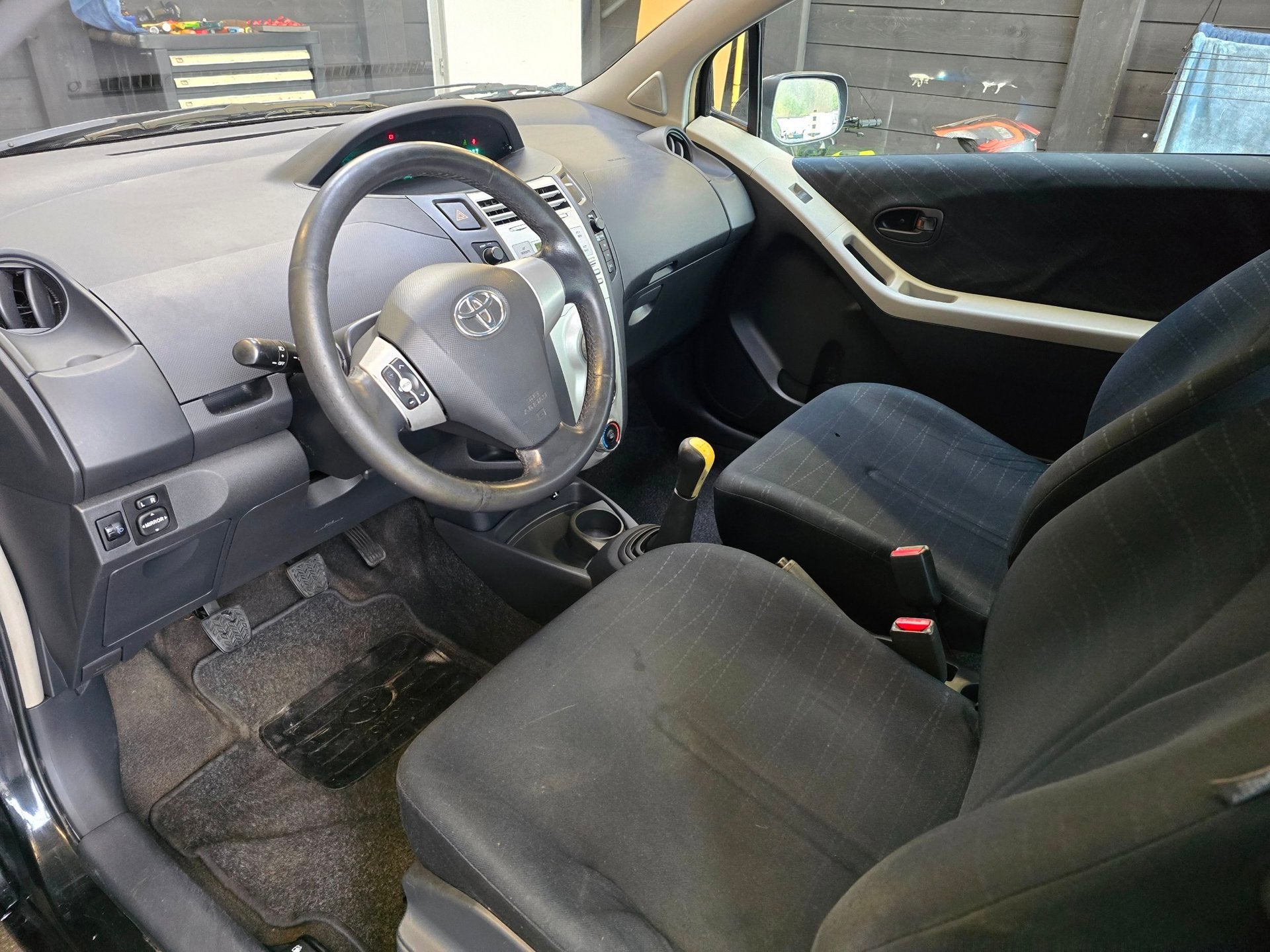 Toyota Yaris 1.3 VVTi Sol AIRCO *apk:03-2027*, Voorwielaandrijving, 4 cilinders, 995 kg, Zwart