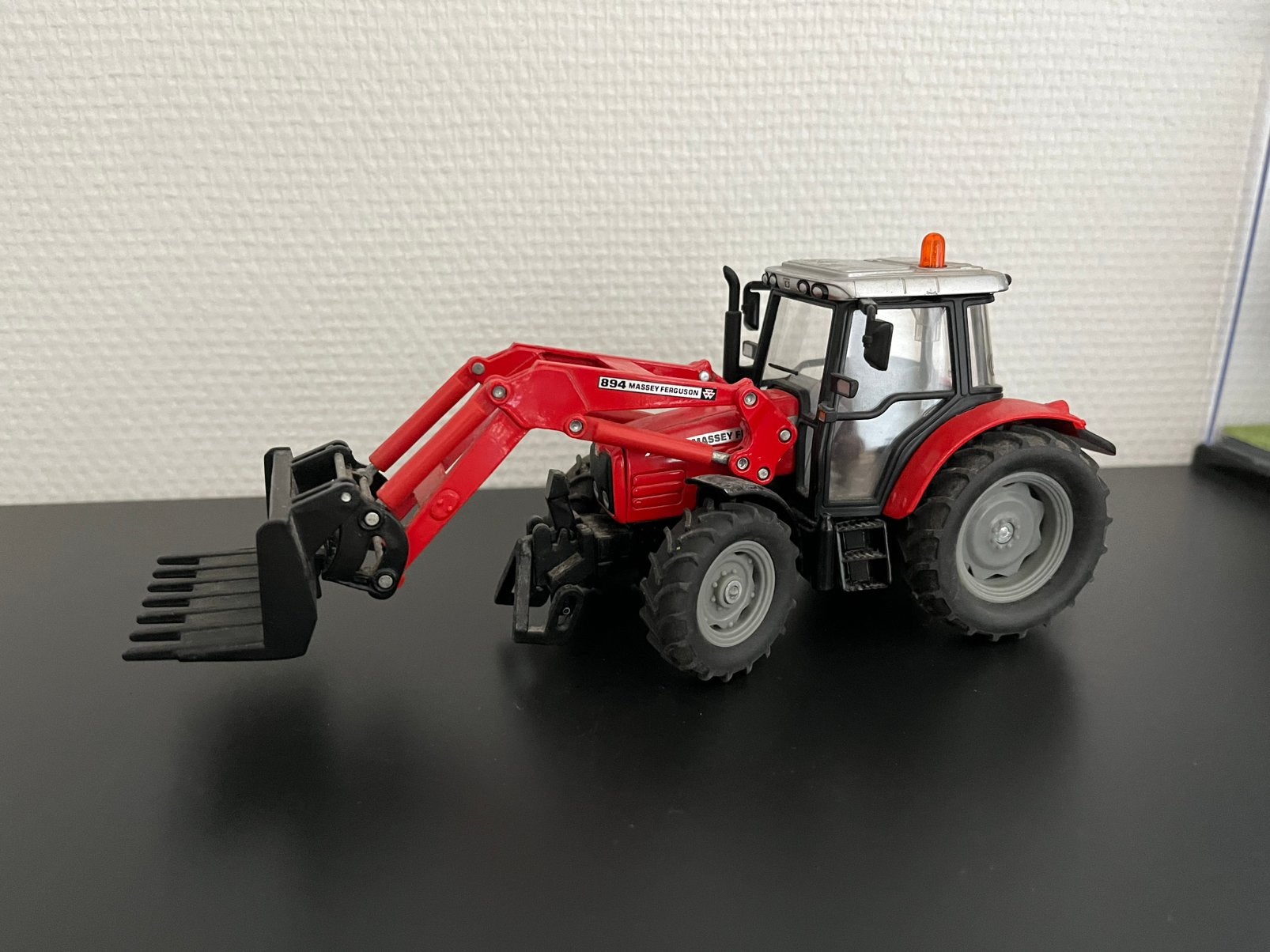 MF 894 siku 1:32, Hobby en Vrije tijd, Modelauto's | 1:32, Ophalen of Verzenden, Zo goed als nieuw, Tractor of Landbouw, SIKU