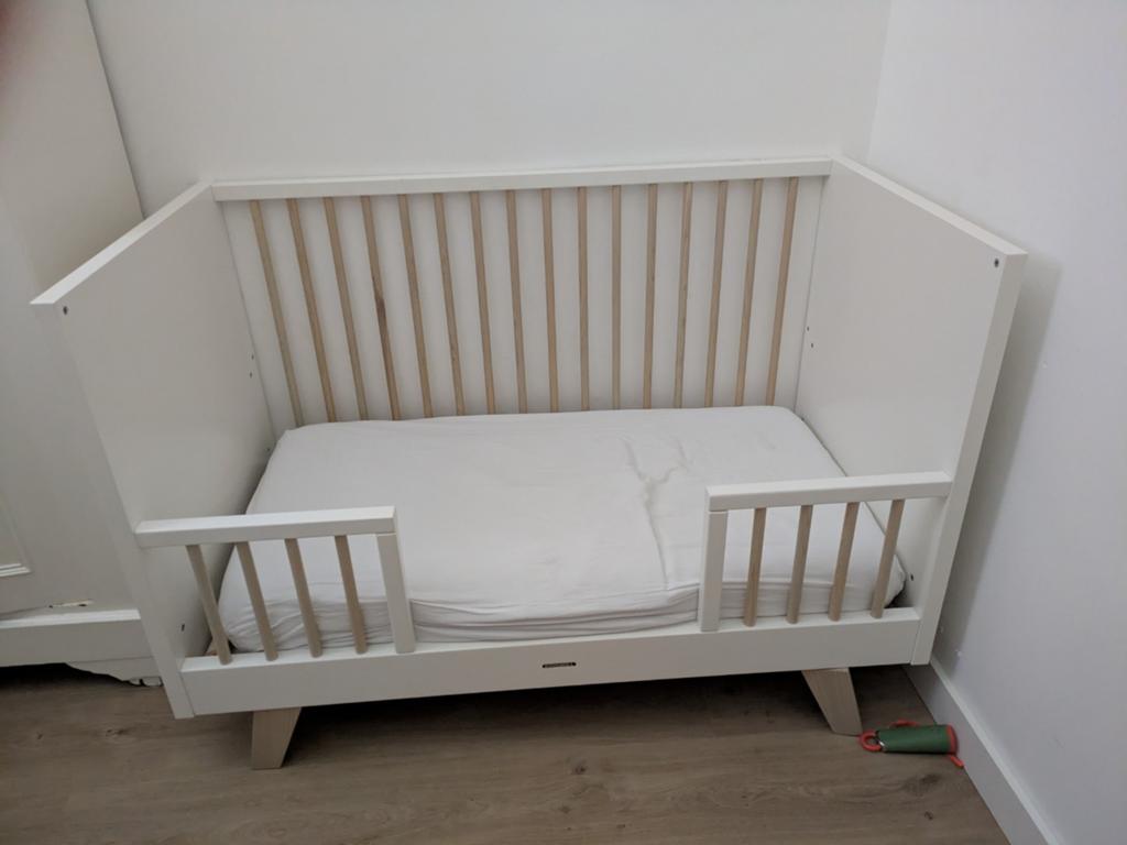 Kidsmill ledikant / peuterbed incl hoog hekje, Kinderen en Baby's, Kinderkamer | Bedden, Gebruikt, 70 tot 85 cm, Minder dan 140 cm