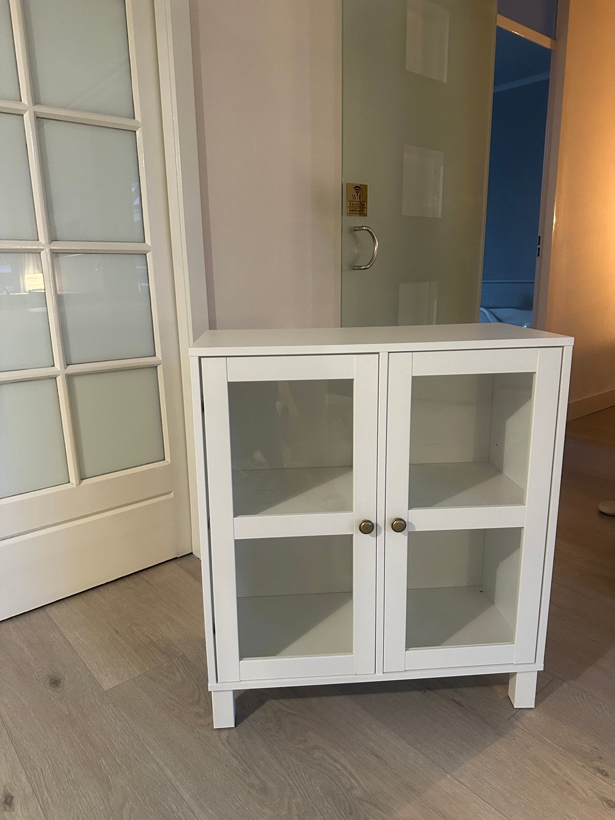 Wit kastje met glazen deuren - zo goed als nieuw, Ophalen, 50 tot 100 cm, Zo goed als nieuw, Minder dan 100 cm