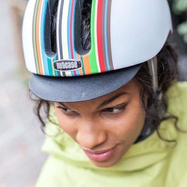 Nutcase Metroride fietshelm Technicolor (maat M/L), Verzenden, Zo goed als nieuw, M, Jongen of Meisje