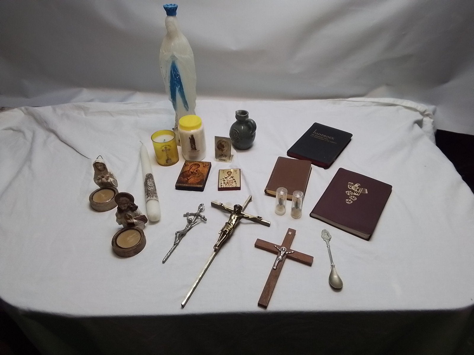 Diverse religieuze items: kruizen, beelden, boeken, Ophalen of Verzenden