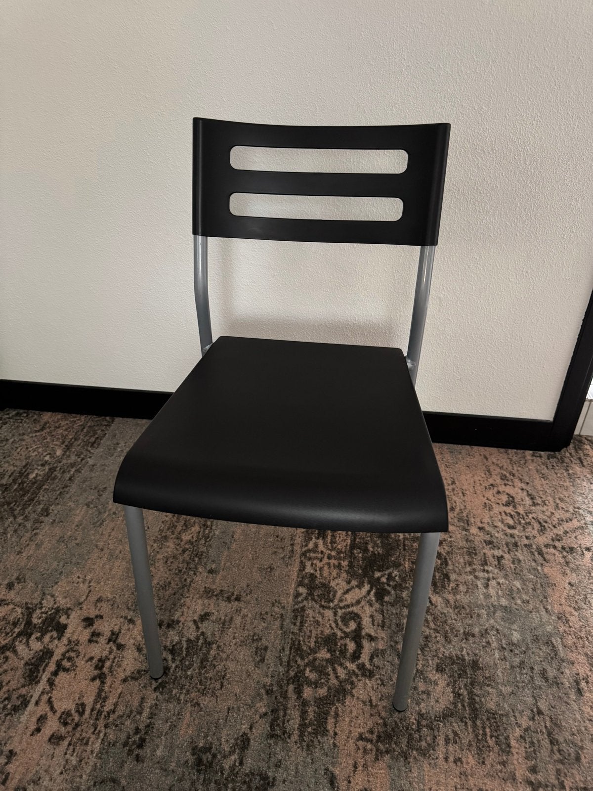 Zwarte stoel met metalen frame, Ophalen, Kunststof, Gebruikt, Zwart