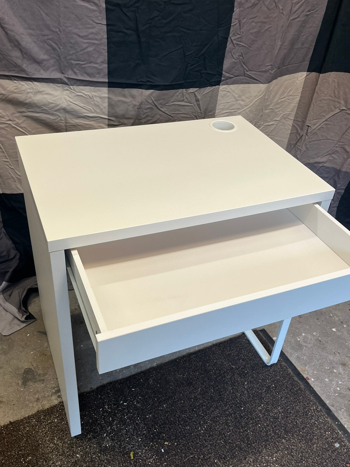 IKEA MICKE bureau, Huis en Inrichting, Ophalen, Gebruikt, 70 tot 120 cm, 70 tot 120 cm