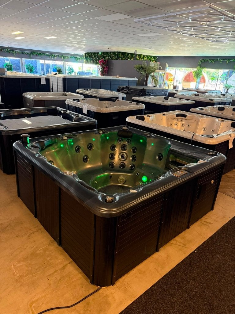 Luxe 6-Persoons Spa/Jacuzzi – 220 x 210 cm – veel jets, Tuin en Terras, Bubbelbaden en Hottubs, Ophalen, Zo goed als nieuw, Trap
