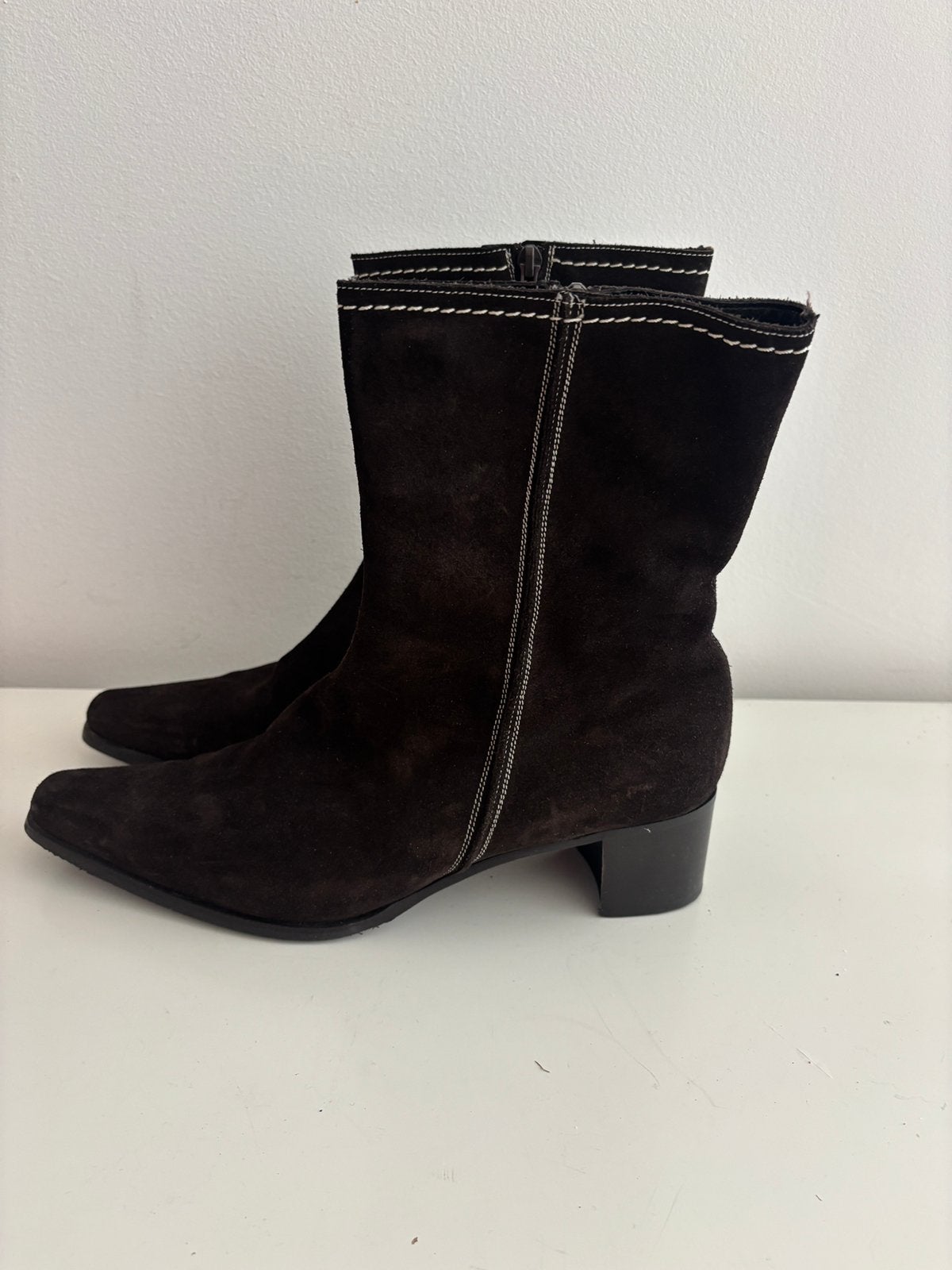 Donkerbruin half hoge laars met sierstiksel maat 42, Kleding | Dames, Bruin, Verzenden, Lage of Enkellaarzen, Zo goed als nieuw