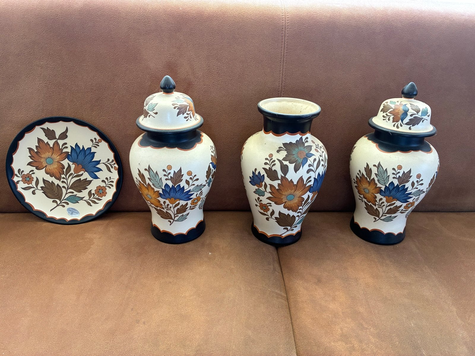 Flora Gouda Plaatwerk Set: 2 Vazen, 1 Pot, 1 Schaal, Antiek en Kunst, Antiek | Porselein, Ophalen