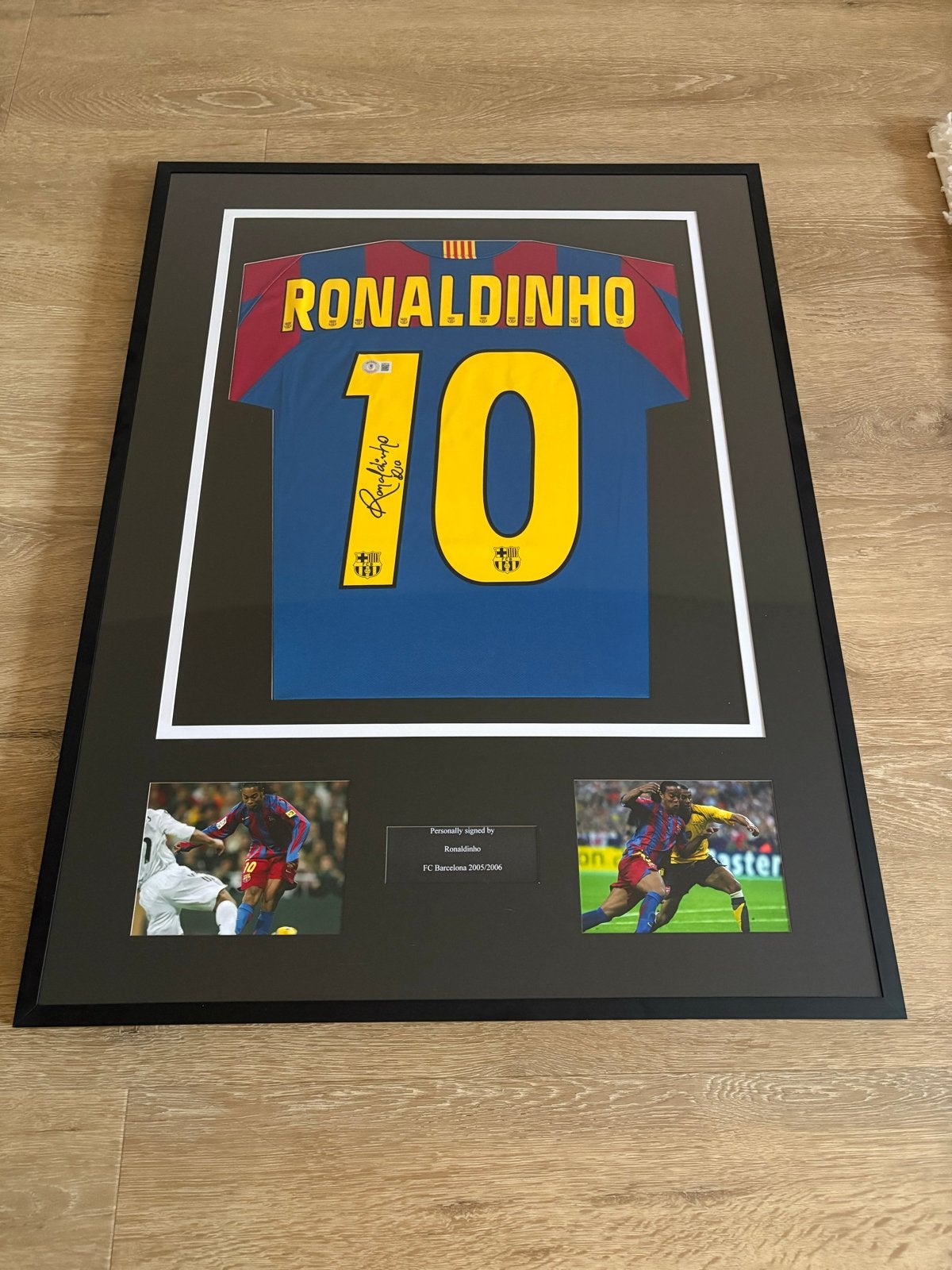 Ingelijst gesigneerd Ronaldinho shirt FC Barcelona, Ophalen of Verzenden, Zo goed als nieuw, Buitenlandse clubs, Shirt