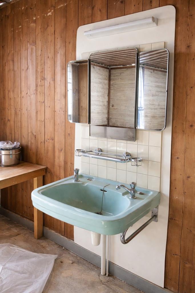 Vintage jaren '70 wastafel met spiegel en tegels, Huis en Inrichting, Badkamer | Badkamermeubels, Gebruikt, Wasbak of Wastafel