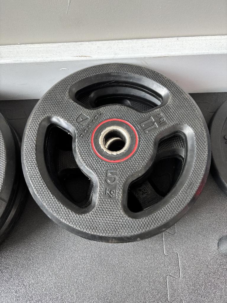Halterschijf met handgrepen 28 mm rubber 5 kg, Sport en Fitness, Fitnessmaterialen, Ophalen, Zo goed als nieuw, Halterschijven