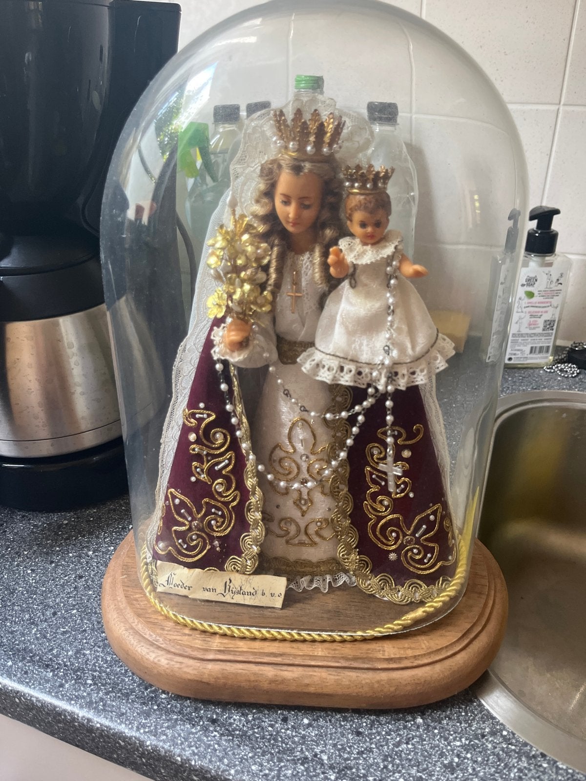 Beeld Maria met Kind onder glazen stolp, Ophalen