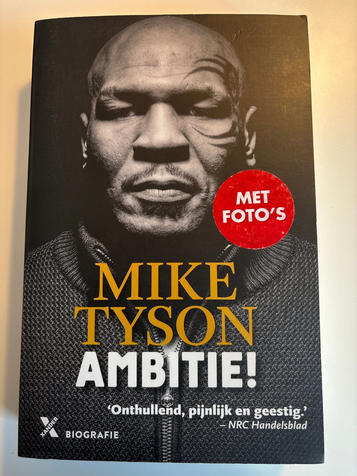 Mike Tyson - Ambitie! Biografie met foto's, Ophalen of Verzenden, Zo goed als nieuw, Sport