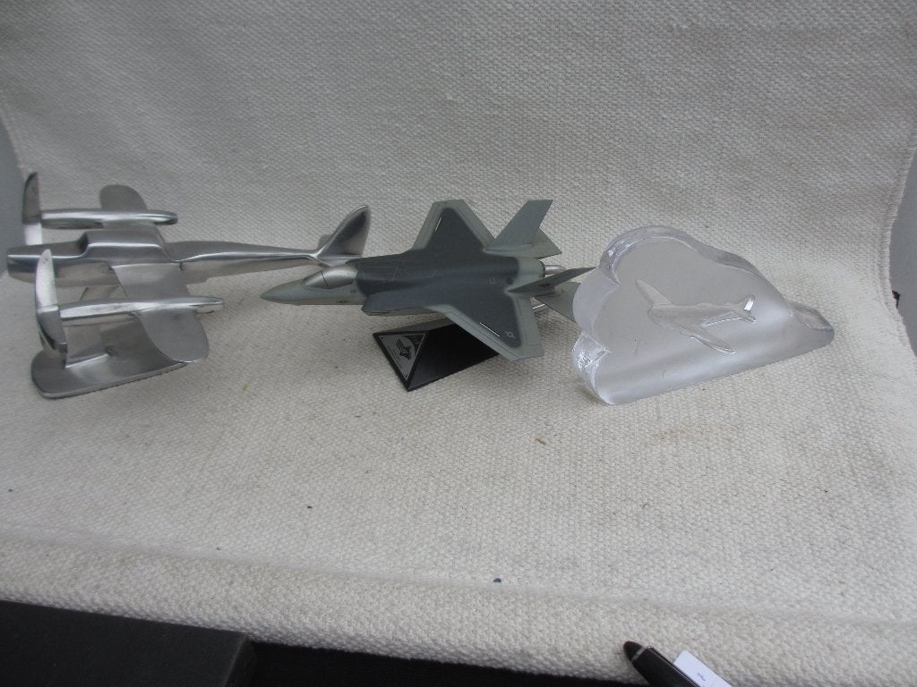 Twee heel verschillende model vliegtuigen kunststof/glas, Hobby en Vrije tijd, Modelbouw | Vliegtuigen en Helikopters, Overige merken