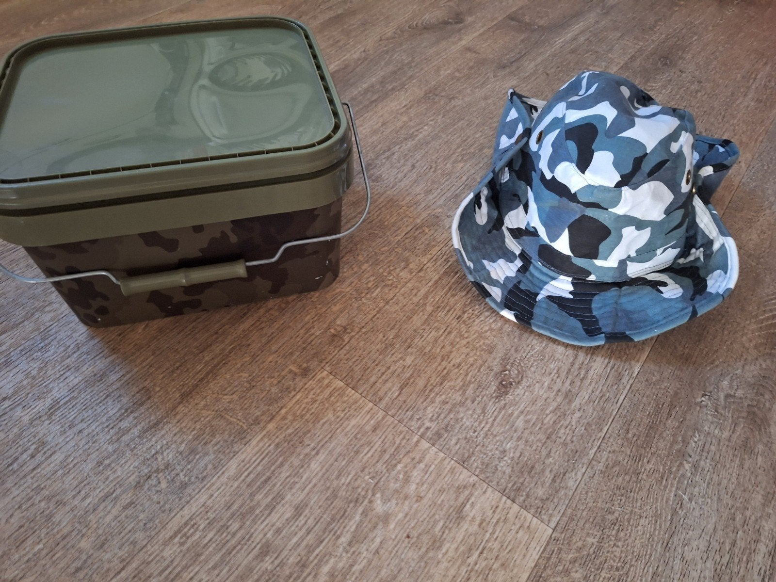 Waterdichte viskoffer en camouflage vissershoed, Ophalen of Verzenden