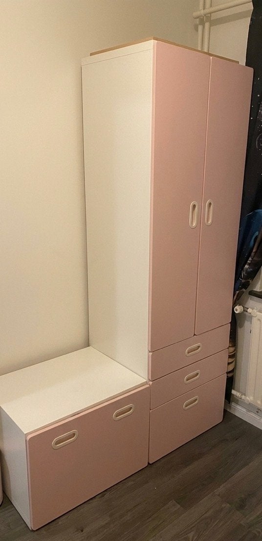 IKEA Kledingkast met opbergkastje en lade - Roze/Wit, Ophalen, 100 tot 150 cm, Zo goed als nieuw, Met lade(s)